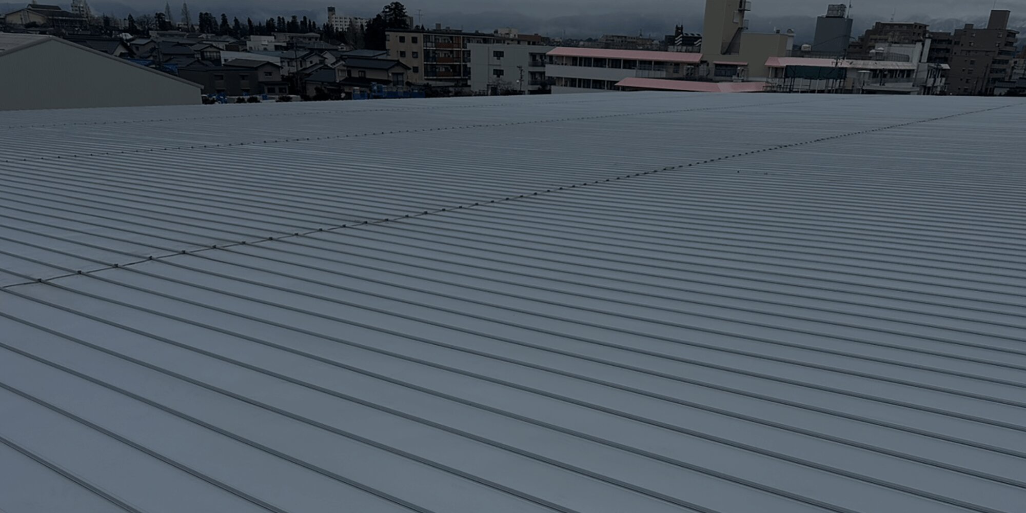 距離は近く、仕事はプロフェッショナル。富山県周辺の建築板金工事ならマルク板金工業へ